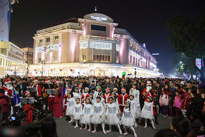 Biển người ra đường đón Giáng sinh